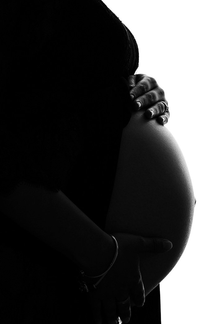 Backlit maternity silhouette photographed by Aleiram Fotografía.