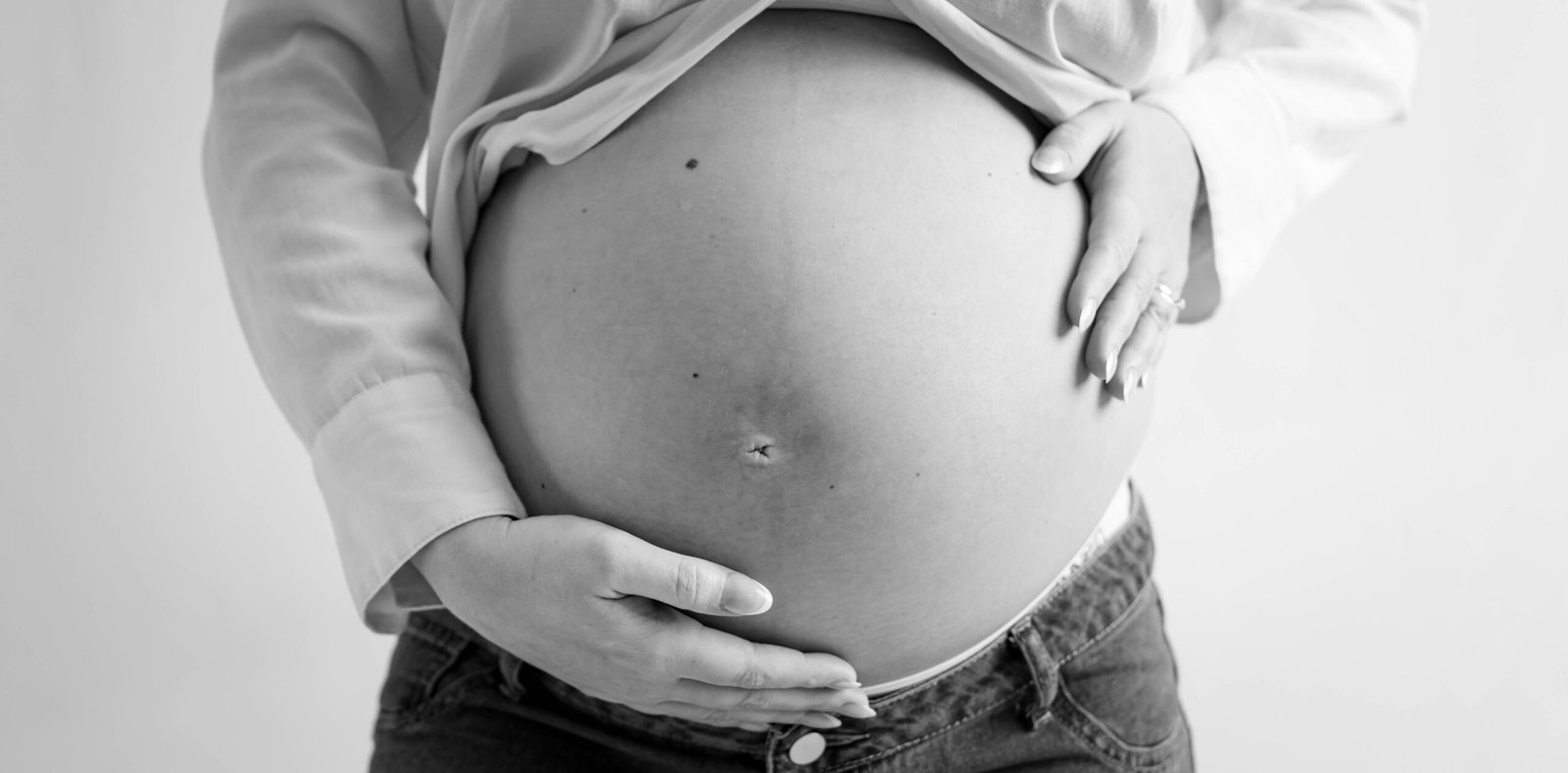 Black and white maternity photograph by Aleiram Fotografía.