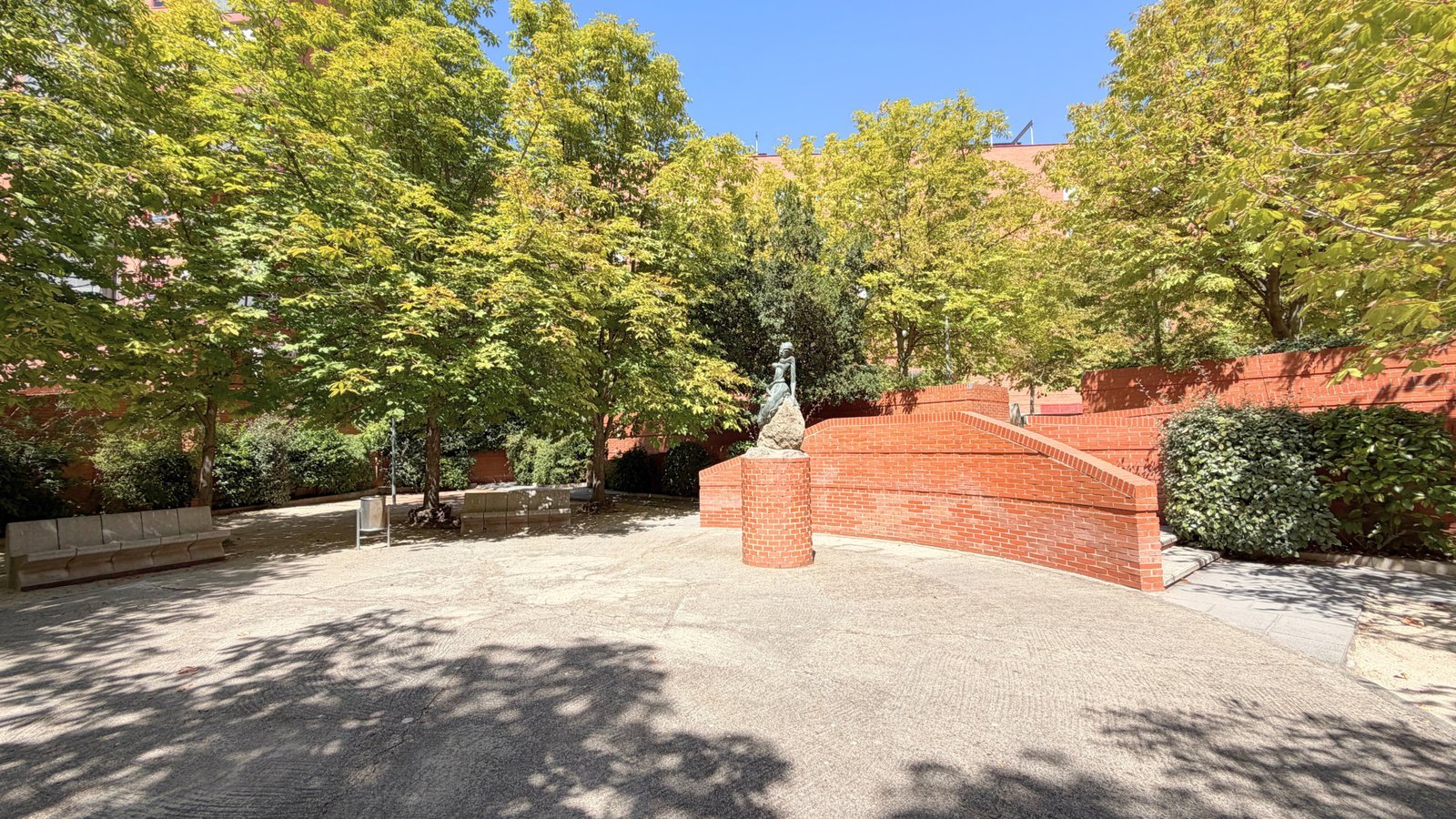 Garden and grounds of a residential property listed by InmoYael.